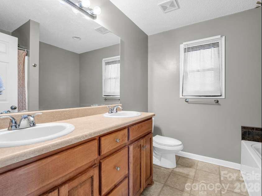 169 Oak Brook Lane, Gaffney, SC 29341.  MLS# CAR4392983, YatesRealty ID 29881. 