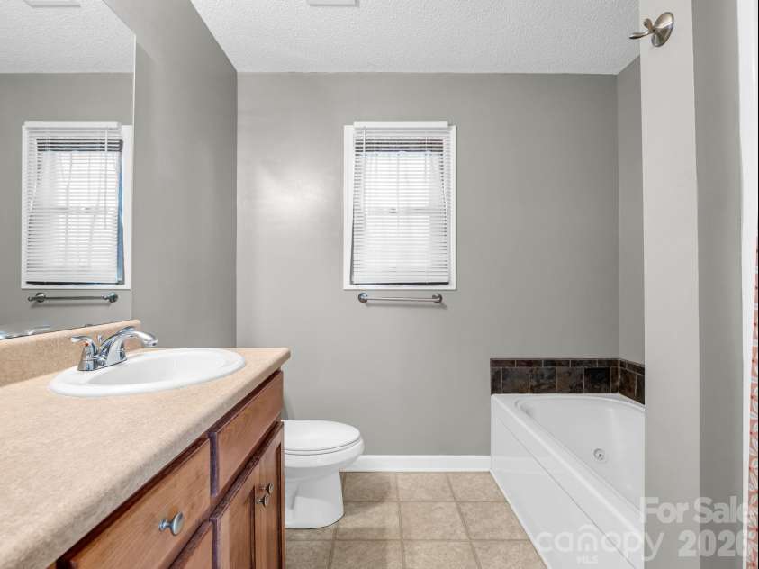 169 Oak Brook Lane, Gaffney, SC 29341.  MLS# CAR4392983, YatesRealty ID 29881. 
