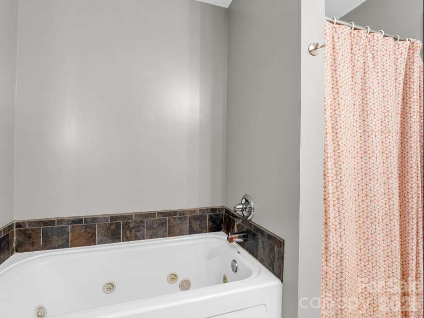 169 Oak Brook Lane, Gaffney, SC 29341.  MLS# CAR4392983, YatesRealty ID 29881. 