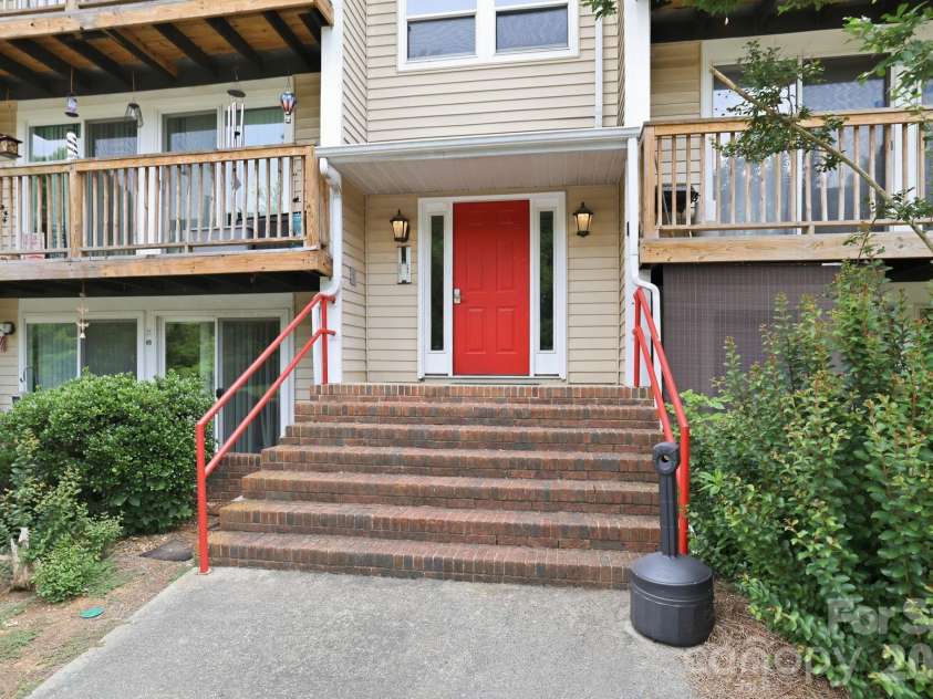 9630 Old Gate Drive, Matthews, NC 28105.  MLS# CAR4392576, YatesRealty ID 29882. 