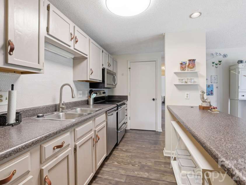 9630 Old Gate Drive, Matthews, NC 28105.  MLS# CAR4392576, YatesRealty ID 29882. 