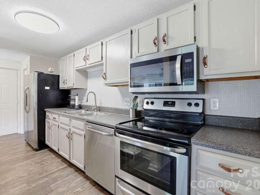9630 Old Gate Drive, Matthews, NC 28105.  MLS# CAR4392576, YatesRealty ID 29882. 