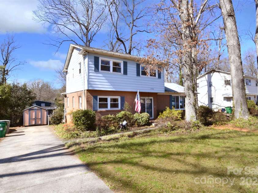 4456 Carriage Drive Circle, Charlotte, NC 28205.  MLS# CAR4226708, YatesRealty ID 2989. 