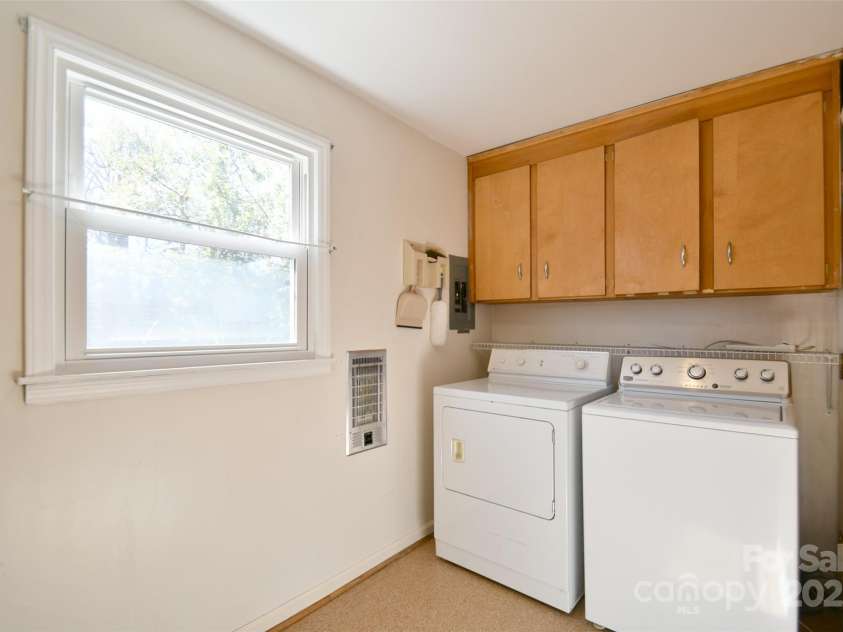 4456 Carriage Drive Circle, Charlotte, NC 28205.  MLS# CAR4226708, YatesRealty ID 2989. 