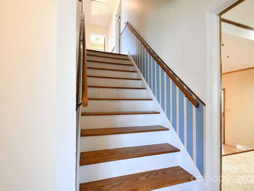 4456 Carriage Drive Circle, Charlotte, NC 28205.  MLS# CAR4226708, YatesRealty ID 2989. 