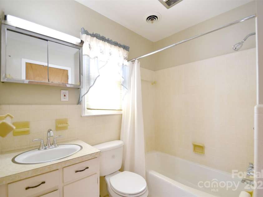 4456 Carriage Drive Circle, Charlotte, NC 28205.  MLS# CAR4226708, YatesRealty ID 2989. 