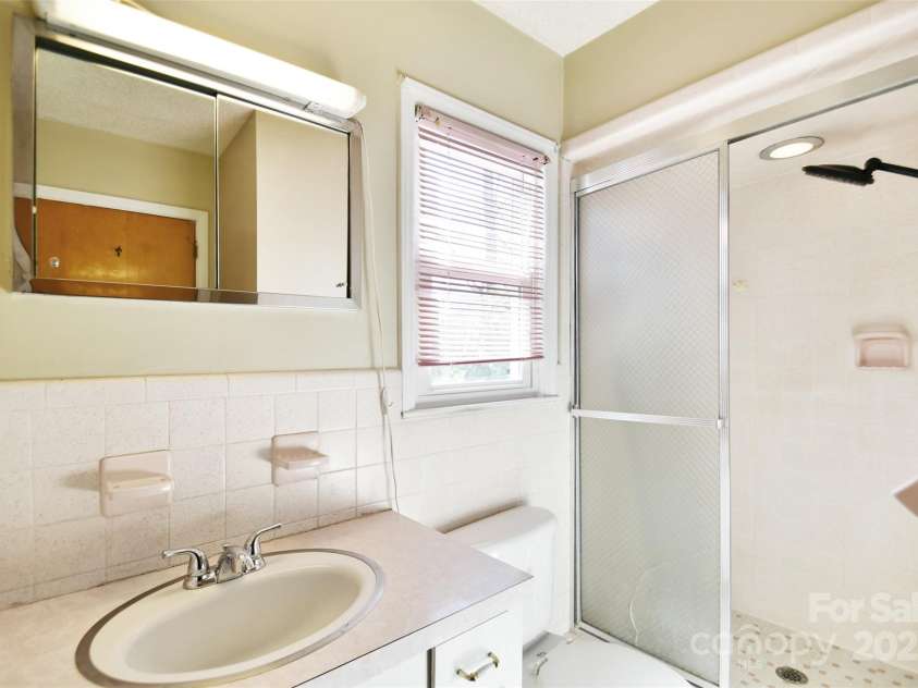 4456 Carriage Drive Circle, Charlotte, NC 28205.  MLS# CAR4226708, YatesRealty ID 2989. 