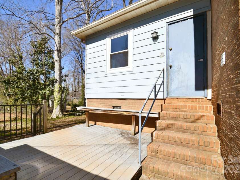 4456 Carriage Drive Circle, Charlotte, NC 28205.  MLS# CAR4226708, YatesRealty ID 2989. 