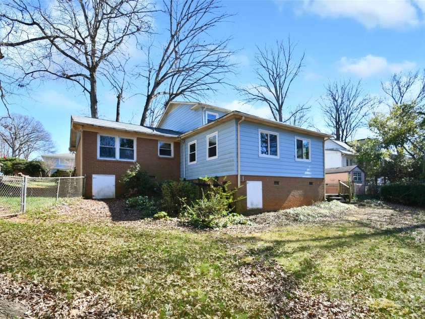 4456 Carriage Drive Circle, Charlotte, NC 28205.  MLS# CAR4226708, YatesRealty ID 2989. 