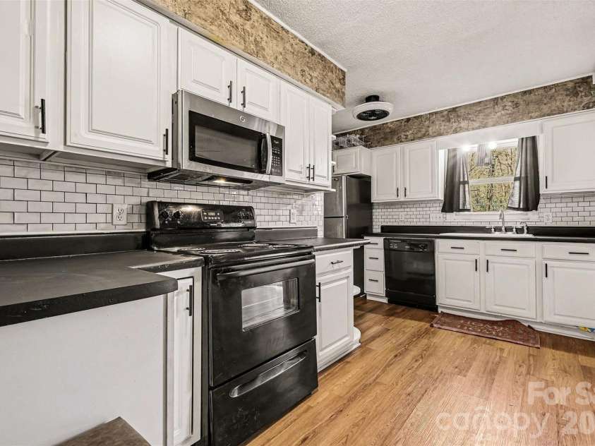 6102 Honeysuckle Lane, Charlotte, NC 28212.  MLS# CAR4336867, YatesRealty ID 2989. 