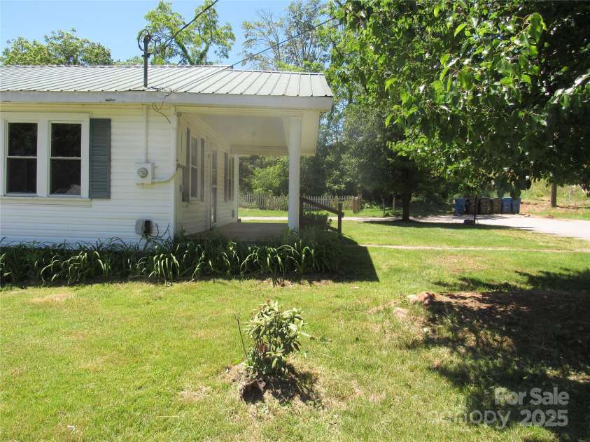 85 Oshea Lane, Waynesville, NC 28786.  MLS# CAR4265816, YatesRealty ID 29891. Nice Landscaping
