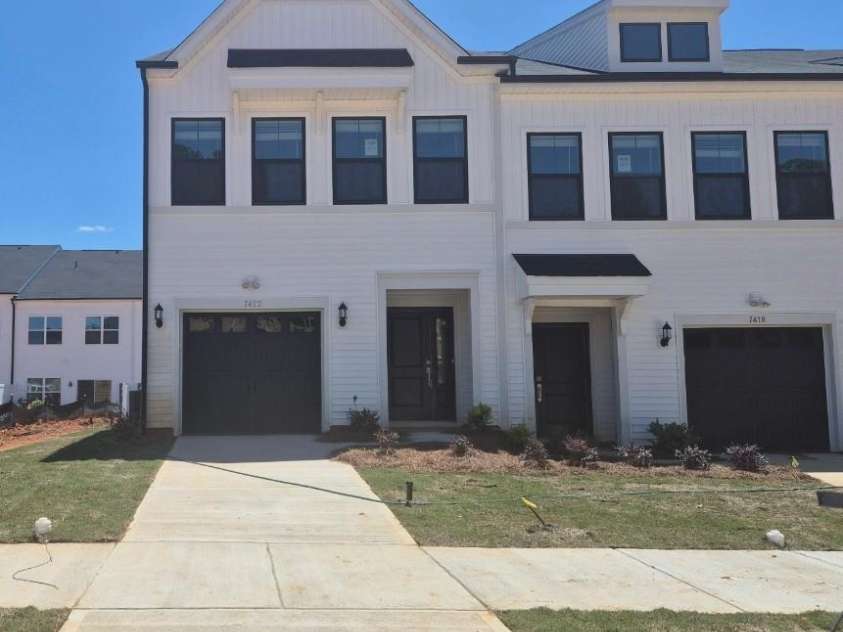 7422 Mashburn Drive, Charlotte, NC 28269.  MLS# CAR4340531, YatesRealty ID 29892. Homesite 95 features an end-unit Dahlia floorplan