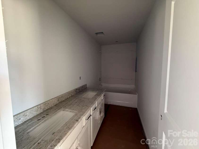 4021 Juno Drive, Charlotte, NC 28215.  MLS# CAR4392670, YatesRealty ID 29893. Hall Bath