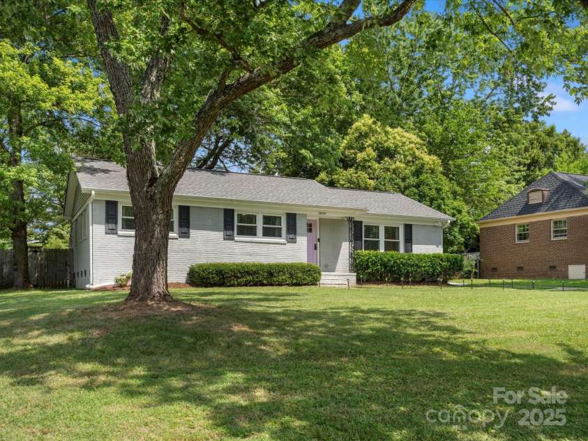 3839 Woodleaf Road, Charlotte, NC 28205.  MLS# CAR4277041, YatesRealty ID 29894. 