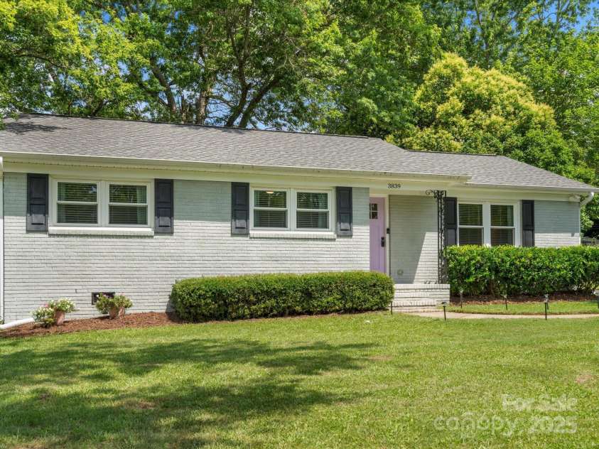 3839 Woodleaf Road, Charlotte, NC 28205.  MLS# CAR4277041, YatesRealty ID 29894. 