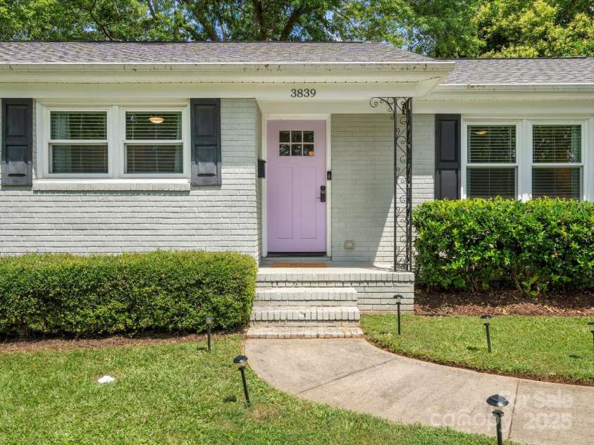 3839 Woodleaf Road, Charlotte, NC 28205.  MLS# CAR4277041, YatesRealty ID 29894. 