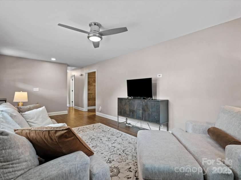 3839 Woodleaf Road, Charlotte, NC 28205.  MLS# CAR4277041, YatesRealty ID 29894. 