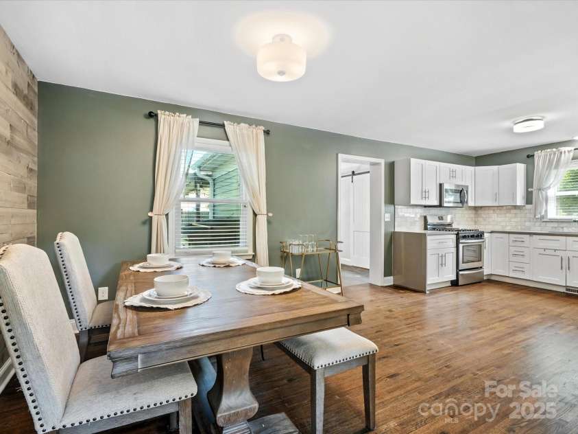 3839 Woodleaf Road, Charlotte, NC 28205.  MLS# CAR4277041, YatesRealty ID 29894. 