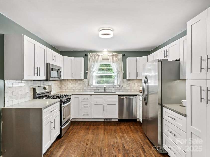 3839 Woodleaf Road, Charlotte, NC 28205.  MLS# CAR4277041, YatesRealty ID 29894. 