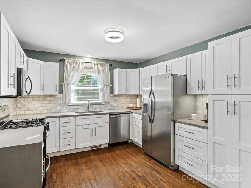 3839 Woodleaf Road, Charlotte, NC 28205.  MLS# CAR4277041, YatesRealty ID 29894. 