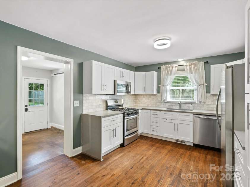 3839 Woodleaf Road, Charlotte, NC 28205.  MLS# CAR4277041, YatesRealty ID 29894. 