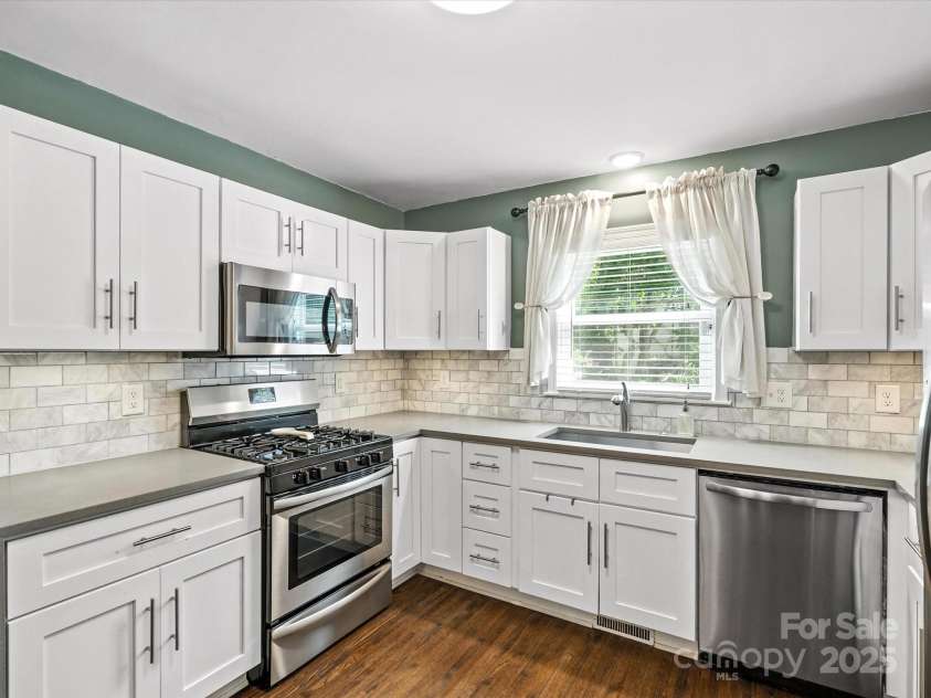 3839 Woodleaf Road, Charlotte, NC 28205.  MLS# CAR4277041, YatesRealty ID 29894. 