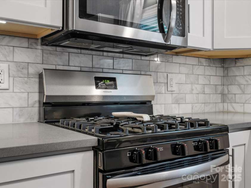 3839 Woodleaf Road, Charlotte, NC 28205.  MLS# CAR4277041, YatesRealty ID 29894. 