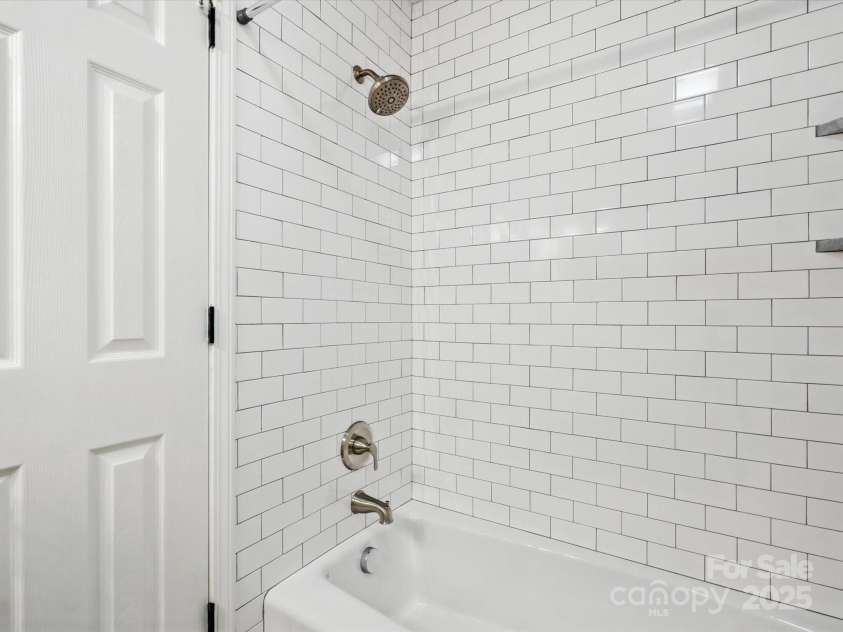 3839 Woodleaf Road, Charlotte, NC 28205.  MLS# CAR4277041, YatesRealty ID 29894. 