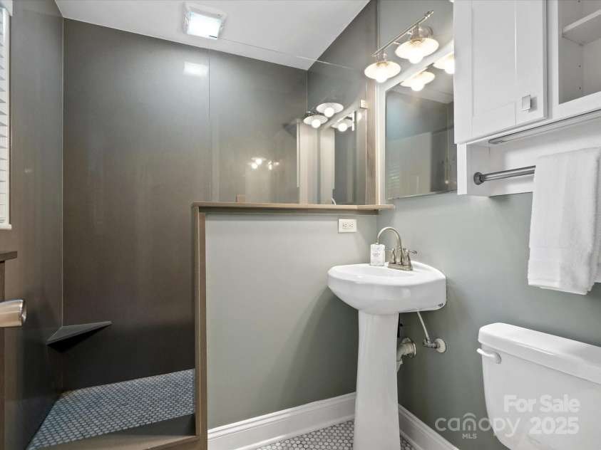 3839 Woodleaf Road, Charlotte, NC 28205.  MLS# CAR4277041, YatesRealty ID 29894. 