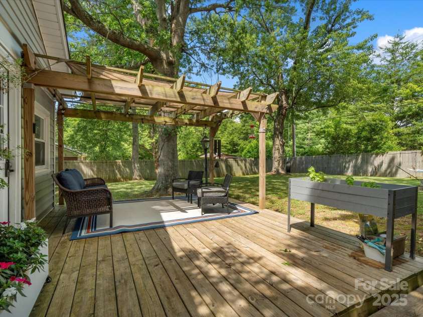 3839 Woodleaf Road, Charlotte, NC 28205.  MLS# CAR4277041, YatesRealty ID 29894. 