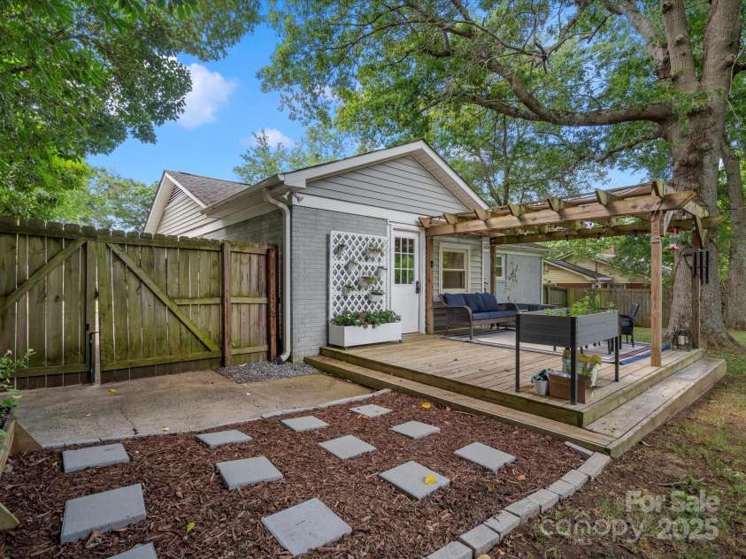 3839 Woodleaf Road, Charlotte, NC 28205.  MLS# CAR4277041, YatesRealty ID 29894. 