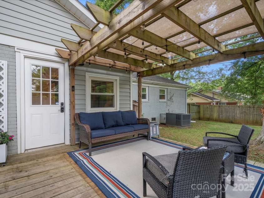 3839 Woodleaf Road, Charlotte, NC 28205.  MLS# CAR4277041, YatesRealty ID 29894. 