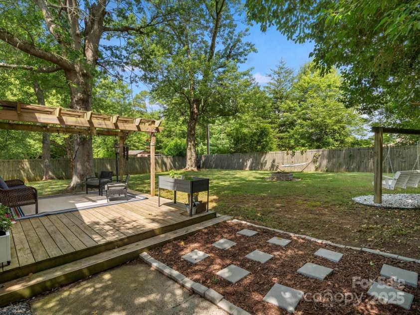 3839 Woodleaf Road, Charlotte, NC 28205.  MLS# CAR4277041, YatesRealty ID 29894. 