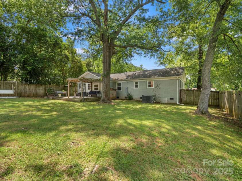 3839 Woodleaf Road, Charlotte, NC 28205.  MLS# CAR4277041, YatesRealty ID 29894. 