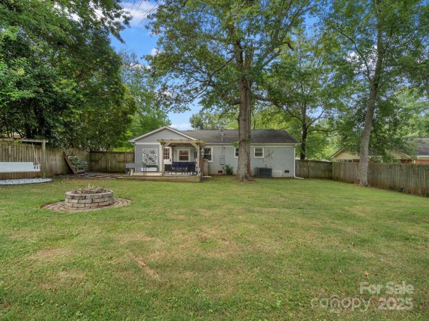 3839 Woodleaf Road, Charlotte, NC 28205.  MLS# CAR4277041, YatesRealty ID 29894. 