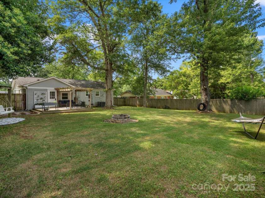 3839 Woodleaf Road, Charlotte, NC 28205.  MLS# CAR4277041, YatesRealty ID 29894. 