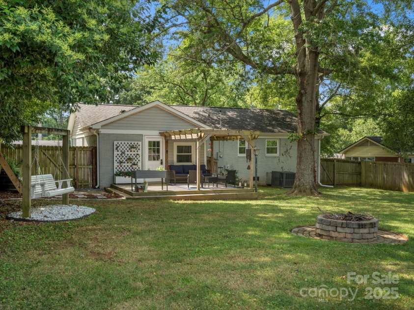 3839 Woodleaf Road, Charlotte, NC 28205.  MLS# CAR4277041, YatesRealty ID 29894. 