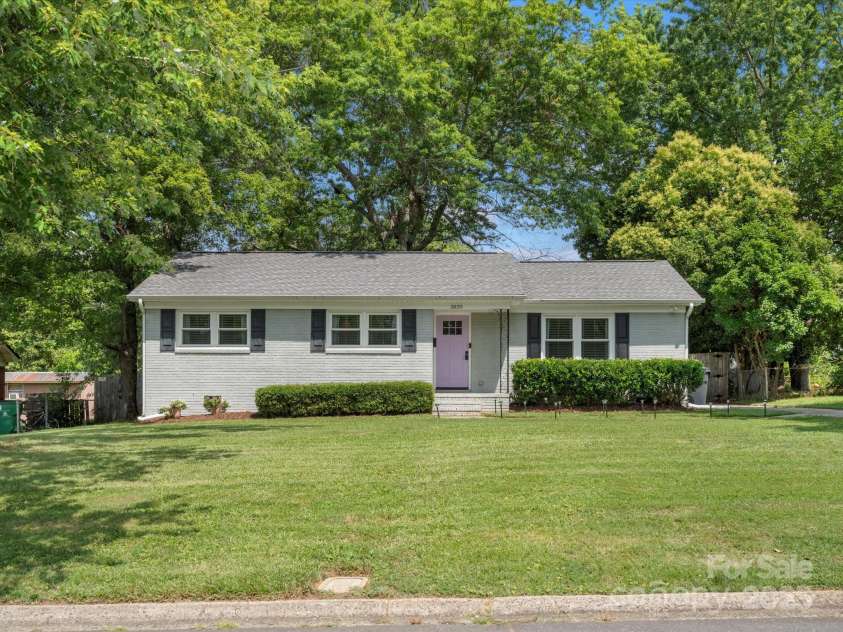 3839 Woodleaf Road, Charlotte, NC 28205.  MLS# CAR4277041, YatesRealty ID 29894. 