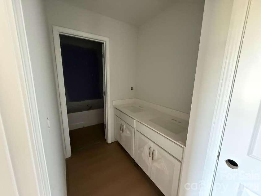 4025 Juno Drive, Charlotte, NC 28215.  MLS# CAR4392685, YatesRealty ID 29894. Hall Bath