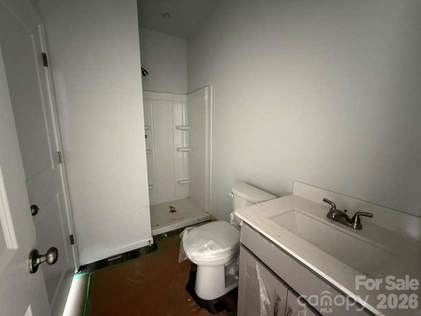 4017 Juno Drive, Charlotte, NC 28215.  MLS# CAR4392598, YatesRealty ID 29895. Guest bath with full shower