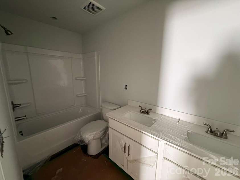 4017 Juno Drive, Charlotte, NC 28215.  MLS# CAR4392598, YatesRealty ID 29895. Hall bathroom