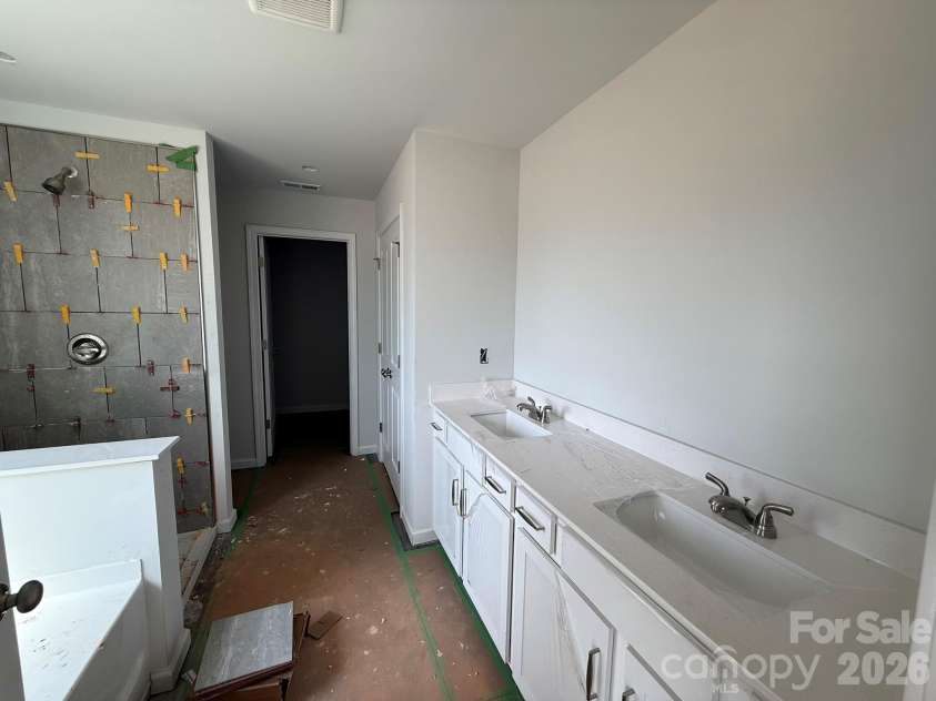 4017 Juno Drive, Charlotte, NC 28215.  MLS# CAR4392598, YatesRealty ID 29895. Primary Bath with Garden tub and tile shower