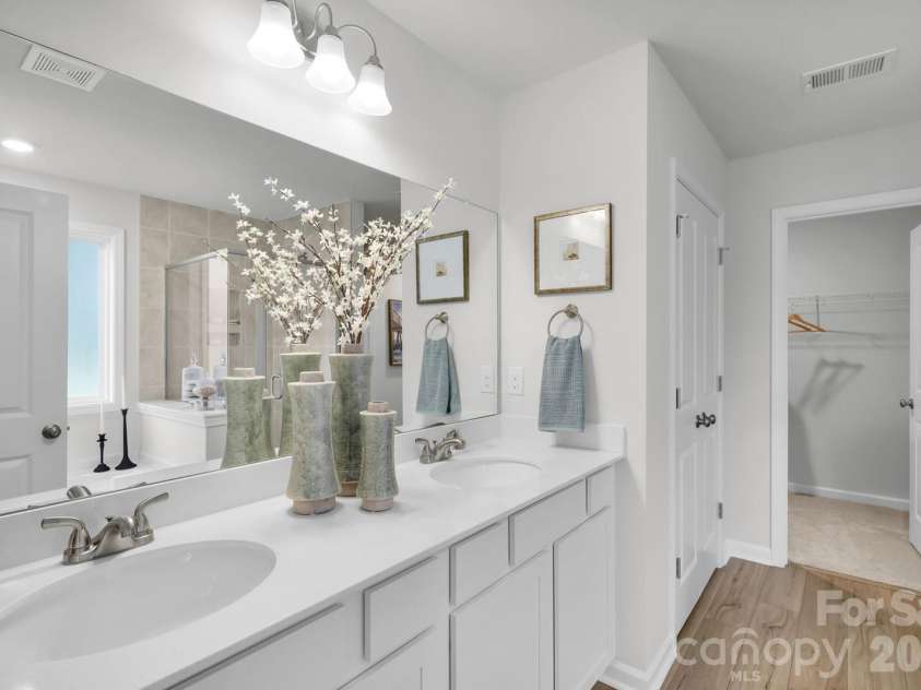 4017 Juno Drive, Charlotte, NC 28215.  MLS# CAR4392598, YatesRealty ID 29895. The following photos are representative only - actual selections for this home may vary. 