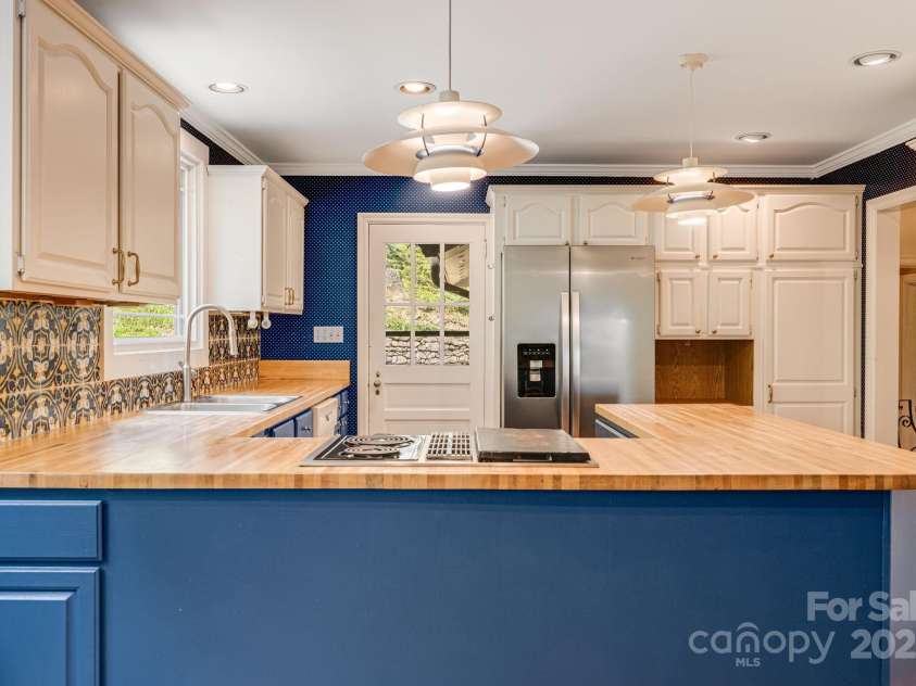 92 Hamburg Mountain Road, Weaverville, NC 28787.  MLS# CAR4285985, YatesRealty ID 29895. 