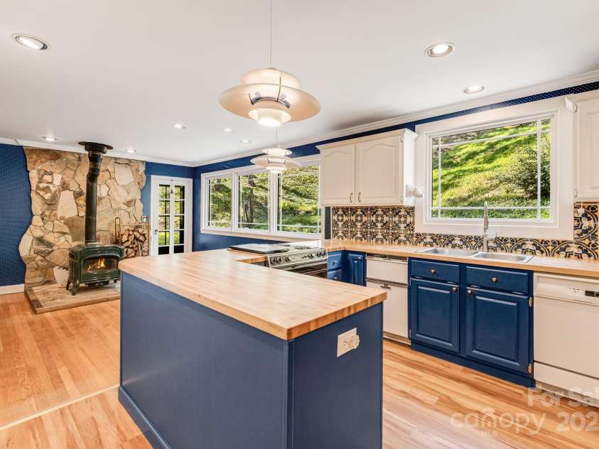 92 Hamburg Mountain Road, Weaverville, NC 28787.  MLS# CAR4285985, YatesRealty ID 29895. 