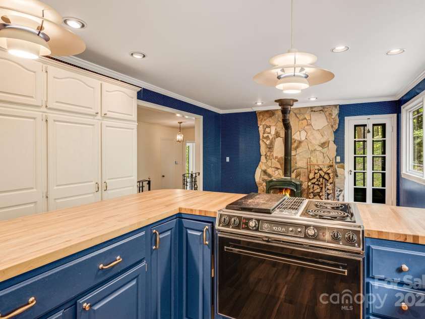 92 Hamburg Mountain Road, Weaverville, NC 28787.  MLS# CAR4285985, YatesRealty ID 29895. 