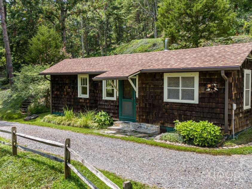 92 Hamburg Mountain Road, Weaverville, NC 28787.  MLS# CAR4285985, YatesRealty ID 29895. Guest house cabin