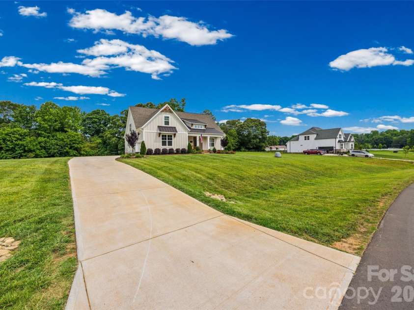 172 Triple Ponds Court, Clover, SC 29710.  MLS# CAR4390746, YatesRealty ID 29898. 