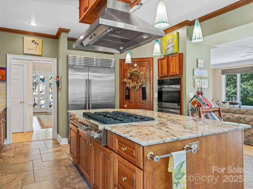 212 Plains Drive, Asheville, NC 28803.  MLS# CAR4284711, YatesRealty ID 29898. Luxury appliances and countertops