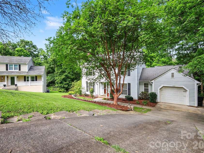 11808 Tall Oak Place, Charlotte, NC 28226.  MLS# CAR4391165, YatesRealty ID 29899. 